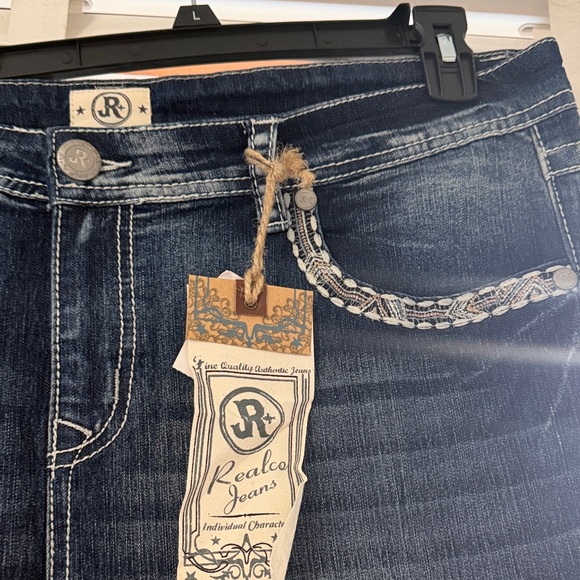 Elegant Dark Wash Cropped Jeans - Picture 2 of 5